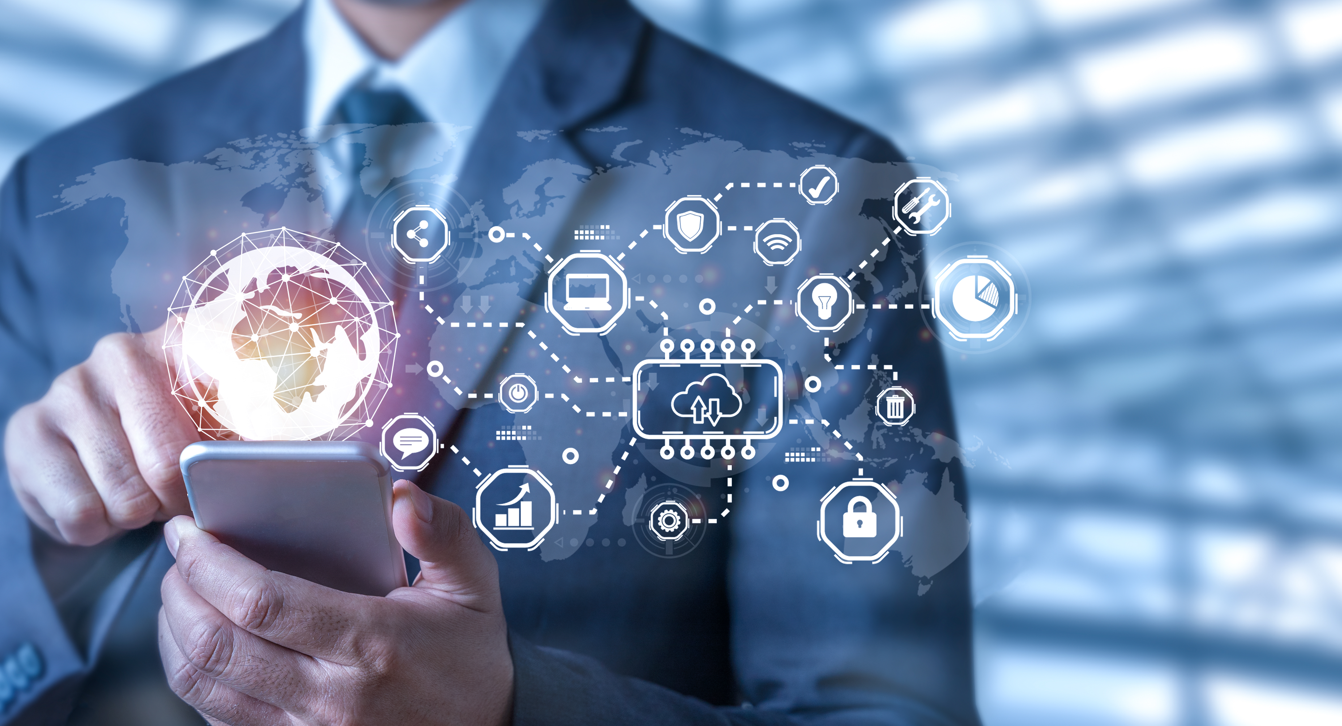 Mann mit Smartphone in der Hand und einem Bildschirm mit einem GIS